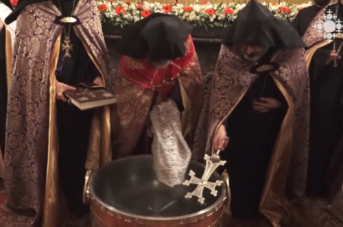 Мощи Григора Лусаворича были перенесены в монастырский комплекс Хор Вирап