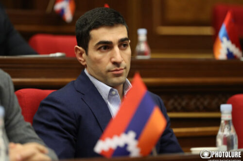 Ալիևի դիմաց կուռկուռի ձագ դարձողը «կառավարության գլուխ» արտահայտությունից նեղվել է, «Ադրբեջանի անշարժ գույքի գործակալ» բնորոշումից՝ ոչ․ Լևոն Քոչարյան