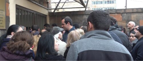 Ссоры и драки, метровые очереди: паспорт в Армении стал мечтой