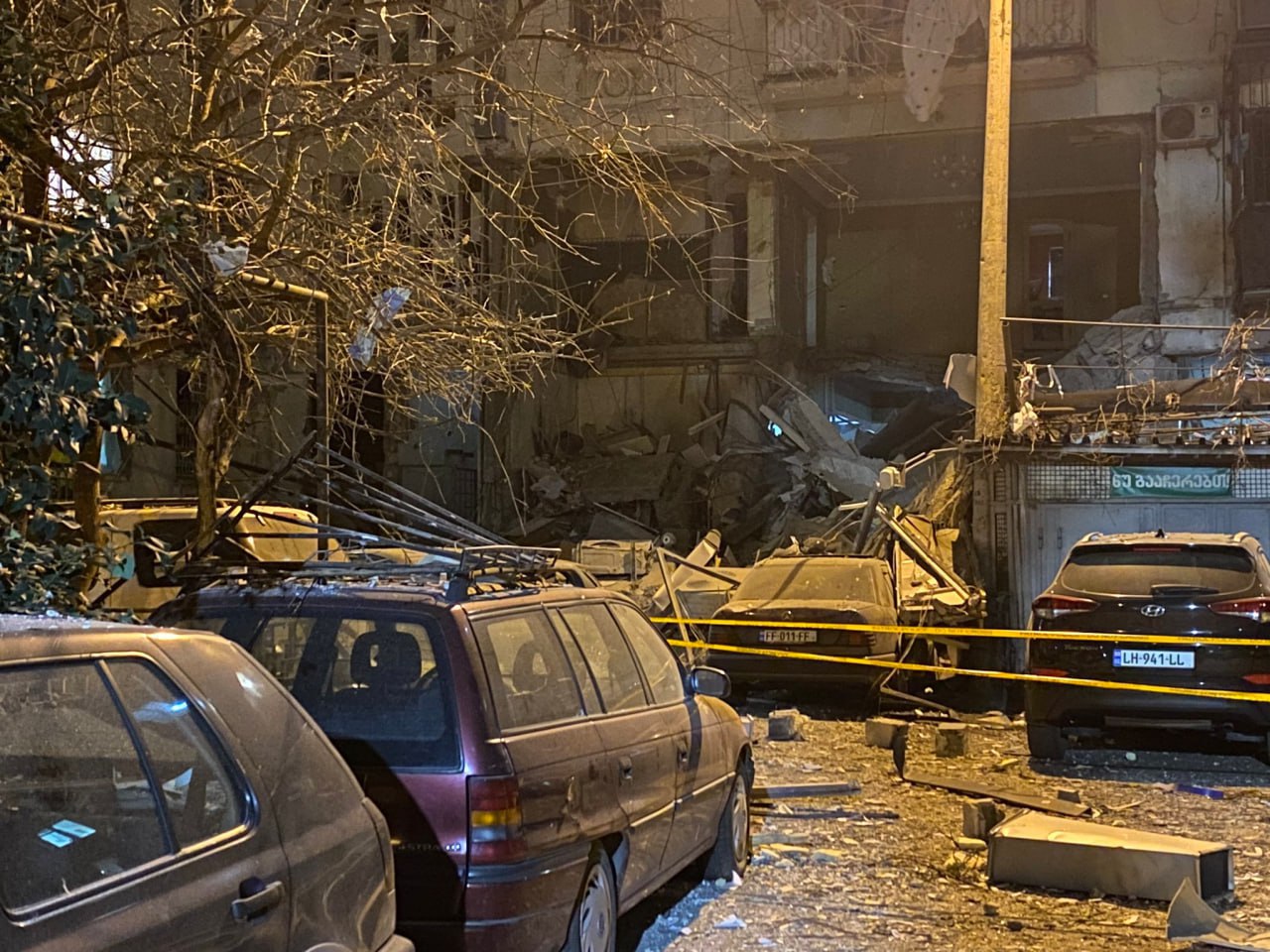 Взрыв в Тбилиси, поврежден жилой дом Взрыв в Тбилиси, поврежден жилой дом