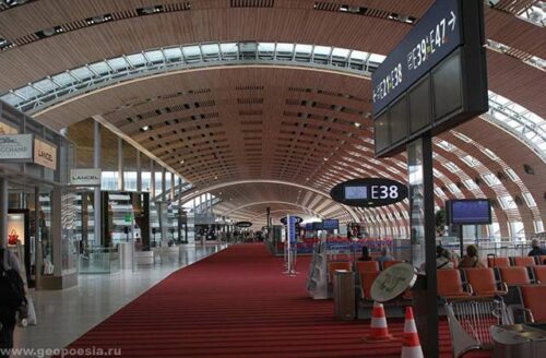 Драка в аэропорту Парижа: краткий обзор международных новостей