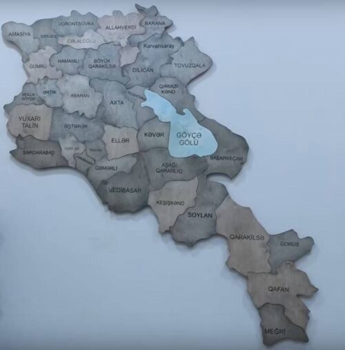 В Баку студенты изучают карту Армении под названием Западный Азербайджан