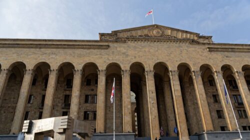 По итогам первых слушаний Комитет по правовым вопросам парламента Грузии поддержал законопроект «О прозрачности иностранного влияния»