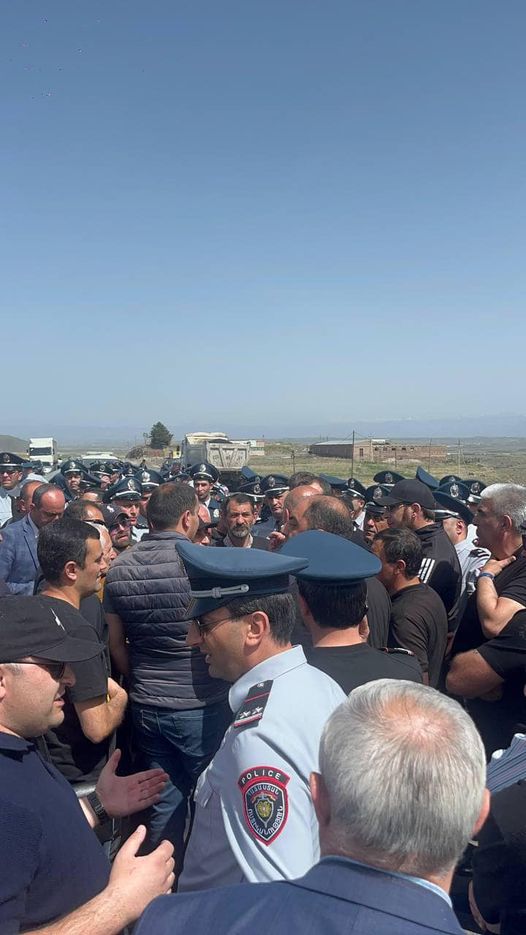 People close Yerevan-Gyumri highway People close Yerevan-Gyumri highway