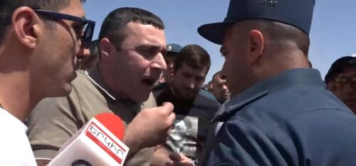 Clashes break out between protesters blocking road in Tigranashen and the police 