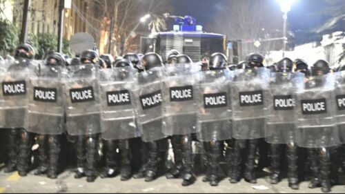 Ждем новых протестов: у здания парламента Грузии мобилизовали спецназ