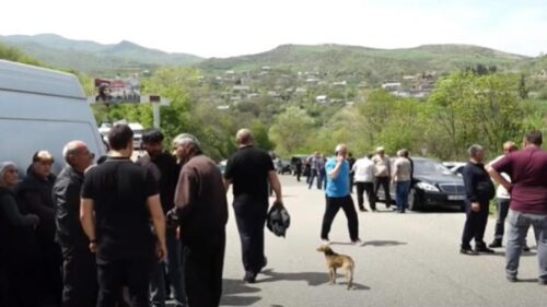 В Воскепаре другое говорят, в Киранце — другое, в Беркабере — другое: оно основано на лжи и мошенничестве, народ обманывают: участник акции