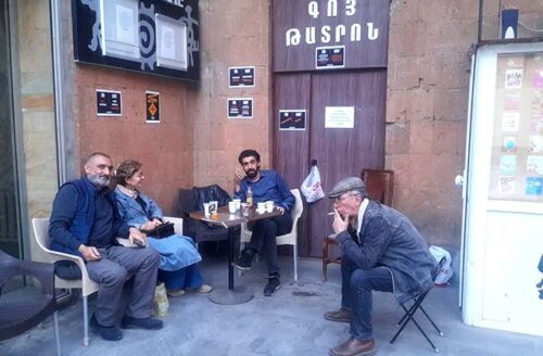 «Գոյ» թատրոնի անձնակազմը ժամանակավորապես դադարենում է նստացույցն ու բանակցություններ սկսում ԿԳՄՍՆ-ի հետ