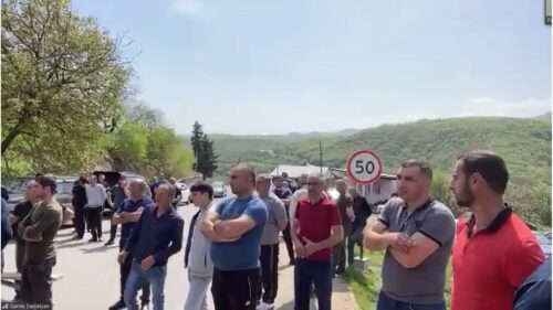 Губернатор Тавуша провел закрытую встречу с жителями: дорога остается закрытой