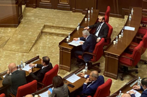 В Национальном Собрании проходит срочное заседание по вопросу демаркации и делимитации границы между Арменией и Азербайджаном