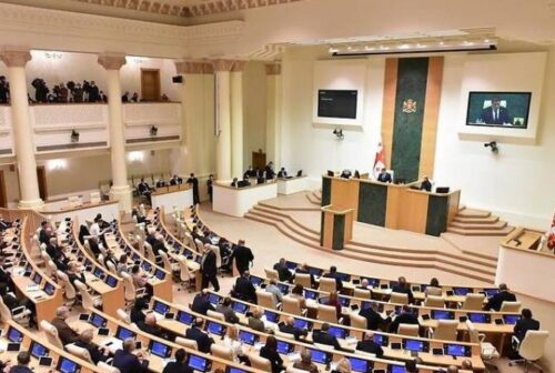 После принятия закона «Об иностранных агентах» в Грузии протестующих принудительно выгнали из парламента