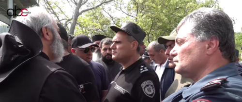 Ոստիկանները Բագրատ Սրբազանին և Կիրանցի բնակիչներին թույլ չեն տալիս գյուղ մտնել