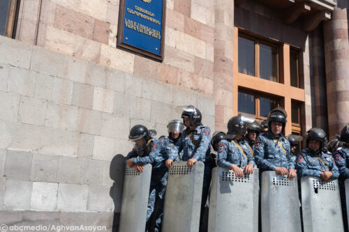 Ձեզ հանդարտ պահե՛ք. Բագրատ Սրբազանը՝ ոստիկաններին