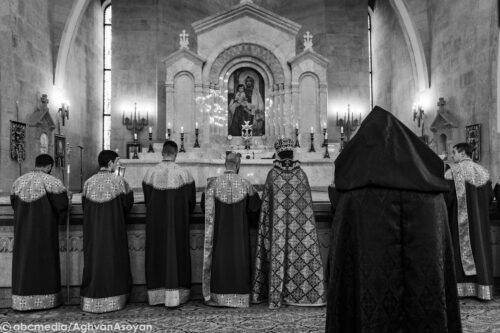 Երկու սրբազաններով պատարագ