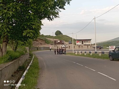 Ադրբեջանցիներն արդեն Կիրանցից 100 մետր են հեռու, իսկ պարեկները վարորդներին հորդորում են այդ մասում արագ վարել և կանգ չառնել