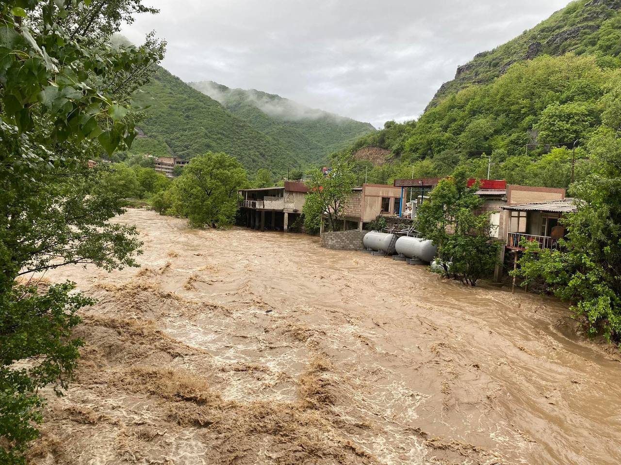 Катастрофа в Лори: в Алаверди река Дебед вышла из берегов, вода смыла сараи, автомобили, мосты, затопила дома Катастрофа в Лори: в Алаверди река Дебед вышла из берегов, вода смыла сараи, автомобили, мосты, затопила дома