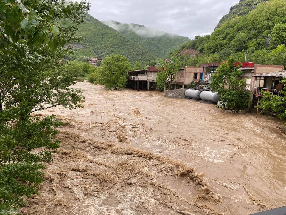 Նախնական տվյալներով՝ կա 1 զոհ, 1 քաղաքացի ընկել է գետը, որոնողափրկարարական աշխատանքները շարունակվում են․ ՆԳՆ Նախնական տվյալներով՝ կա 1 զոհ, 1 քաղաքացի ընկել է գետը, որոնողափրկարարական աշխատանքները շարունակվում են․ ՆԳՆ
