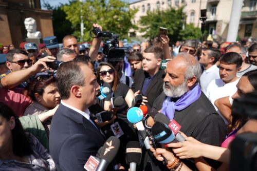 Բագրատ Սրբազանի հետ հանդիպելու համար ՆԳ նախարարի փոխարեն այլ պաշտոնյա էր դուրս եկել