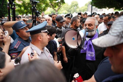 Դուք վախկոտ ղեկավարի եք պաշտպանում, որը թշնամու դիմաց ձեզ չի պաշտպանելու․ Բագրատ սրբազան