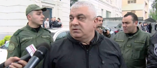 У нас всегда была с собой колючая проволока, но мы ее не использовали, не дай бог, чтоб понадобилась:  начальник полиции РА