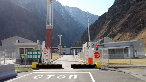 Լարսը բաց է բոլոր տեսակի տրանսպորտային միջոցների համար