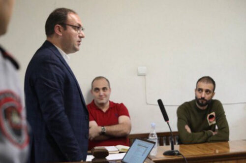 Վազգեն Սաղաթելյանի և Նարեկ Սամսոնյանի գործով դատական նիստին շատ հետաքրքիր իրավիճակ էր. դատախազները որևէ կերպ չեն հարմարվում փաստաբանների հետ հավասար կողմ լինելու իրողությանը․ Արսեն Բաբայան