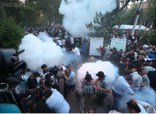 Izvestiya analyzes protests in Armenia, possibility of new war and search for new security guarantors