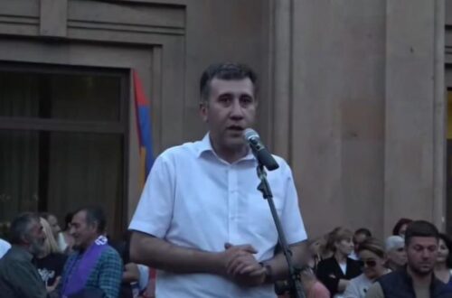 Ռուբեն Մելիքյանը հարթակից հնչեցրեց 27 քաղաքացիների անունները, որոնք ձերբակալվել են երկու օր առաջ` ԱԳՆ շենքի դիմացից