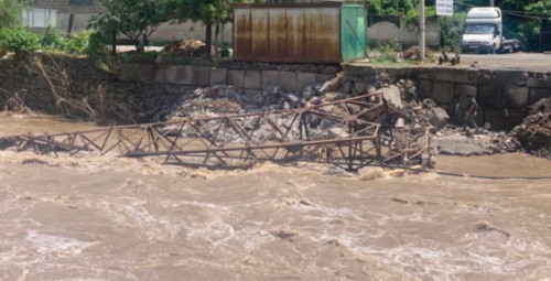 Վարարած գետը քշել տարել է Քարկոփի՝ նոր տեղադրված հետիոտնային ժամանակավոր կամուրջը