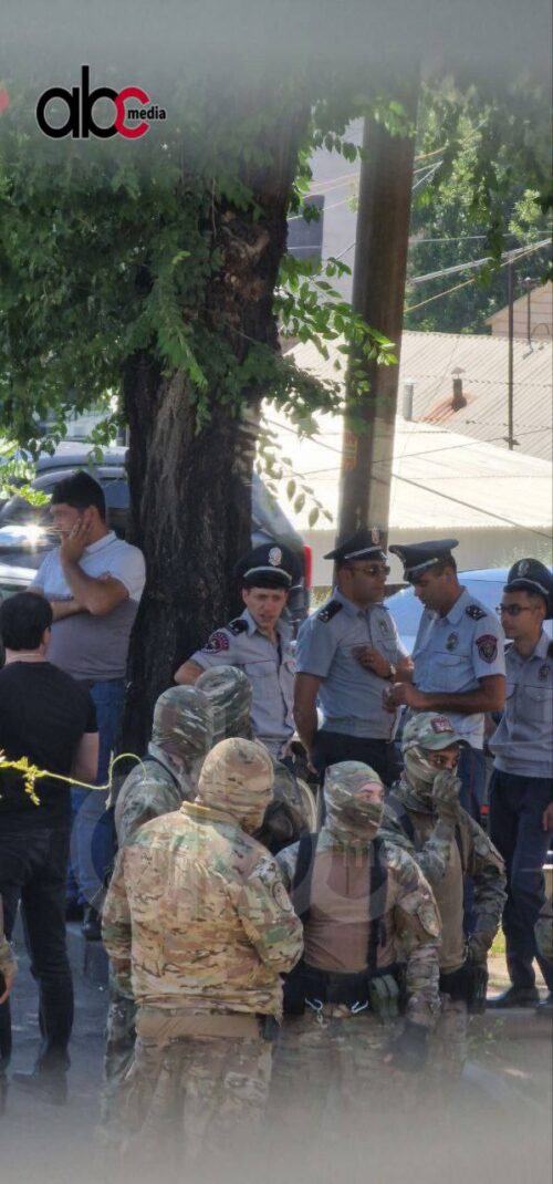 Փորձում են առգրավել Արցախի նախագահին սպասարկող մեքենան․ վիճակը լարված է