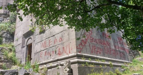 Քոբայր վանական համալիրի պատերին հայտնվել են կարմիր ներկով գրություններ