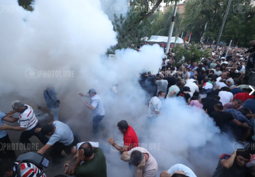 ՄԻՊ-ը հեռախոսազրույց է ունեցել Բաղրամյան պողոտայում ձեռքը կորցրած Եսայի Քարամյանի կնոջ հետ