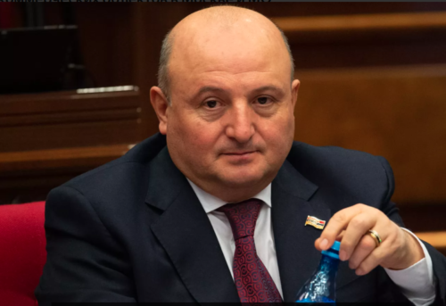 Сегодня Вардан Гукасян, его жена и дети были приглашены в отдел конфискации незаконного имущества: Hetq