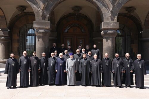 Ամենայն Հայոց Կաթողիկոսն ընդունել է վերապատրաստման դասընթացներին մասնակից եկեղեցականներին