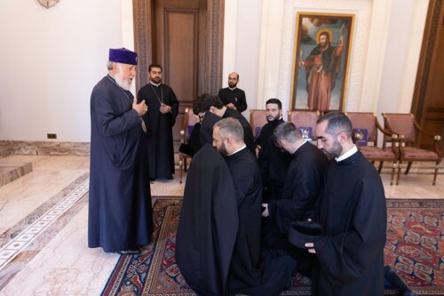 Կաթողիկոսն ընդունել է քառասնօրյա պատրաստության շրջանն անցած նորաօծ քահանաներին