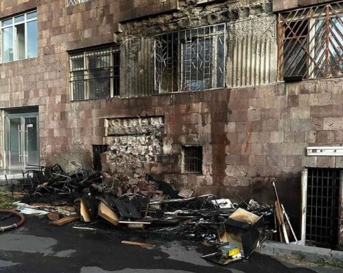 Пожар во дворе одного из медицинских центров, эвакуировано 82 пациента