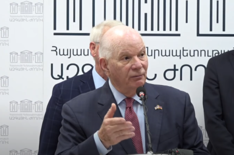 Сенатор США: Урегулирование между Арменией и Азербайджаном необходимо, но должна быть подотчетность в отношении беженцев Сенатор США: Урегулирование между Арменией и Азербайджаном необходимо, но должна быть подотчетность в отношении беженцев