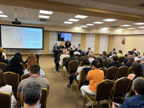 Բագրատ Սրբազանը ավելի քան հարյուր հանրային գործիչների հետ քննարկում է անցկացնում