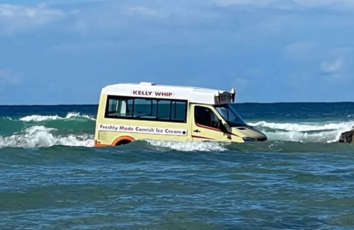 Mirror: В море появился грузовик, полный мороженого