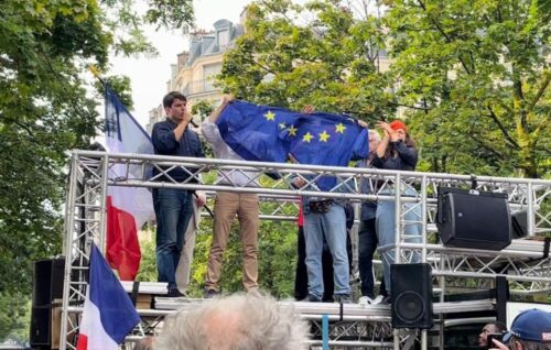 Флаг ЕС порвали во время демонстрации в Париже