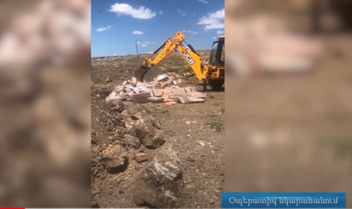 ՊԵԿ-ը 13 հազար 500 կգ հավի միսը ոչնչացրել է՝ թաղել, ընկերությունը հողի տակից հանել է ոչնչացված միսը և կրկին տեղափոխել ընկերության տարածք (տեսանյութ)