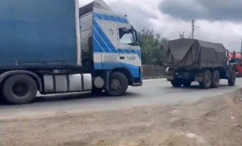 В Сюнике 80 грузовиков и 50 легковых автомобилей застряли в пробке, дорога стала непроходимой