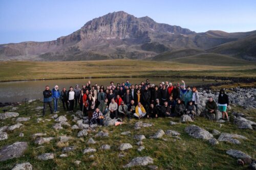 В машине Тиграна Амасяна разбили окно, голову водителя другой машины ударился головой о руль. Что произошло в Арагаце?