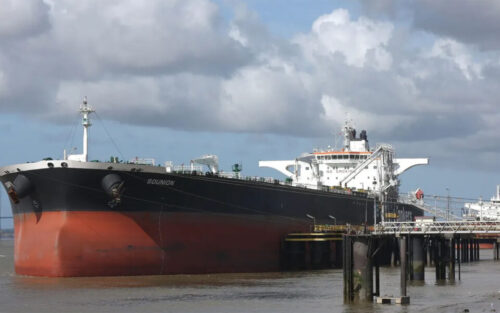 Греческий танкер сгорел после обстрела у берегов Йемена