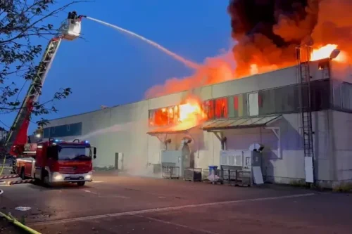 Склад крупнейшей сталелитейной компании Германии горит уже более 30 часов