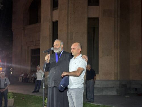 Есаи, потерявший пальцы при взрыве гранаты 12 июня, вновь в рядах Священной борьбы