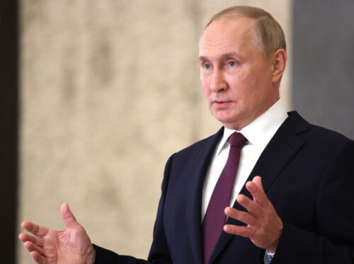 Putin to attend military drills