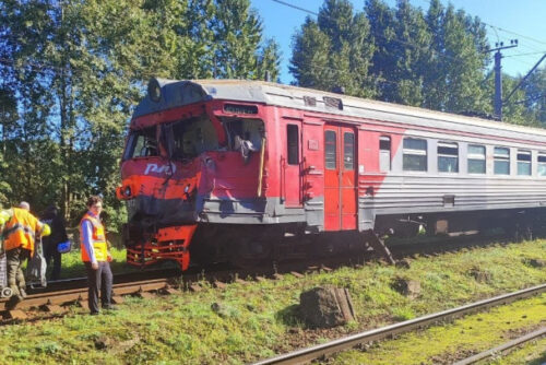 В Санкт-Петербурге поезд столкнулся с грузовиком
