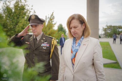 US ambassador to Armenia pays tribute to fallen Armenians