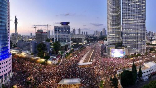 Тысячи людей вышли на улицы Тель-Авива с требованием соглашения с Газой